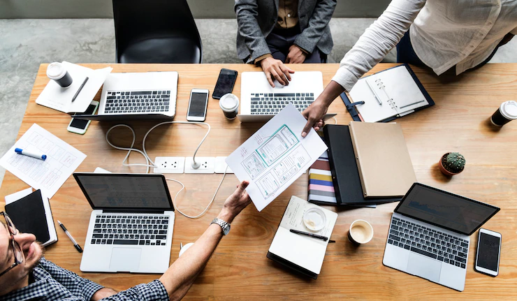 Réunion autour d'une table dans une agence web